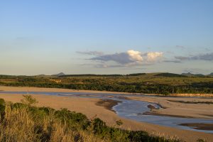 Em Colatina, no Noroeste do Espírito Santo, às margens do Rio Doce, já é possível se deparar com longos trechos de bancos de areia onde deveria ter água.